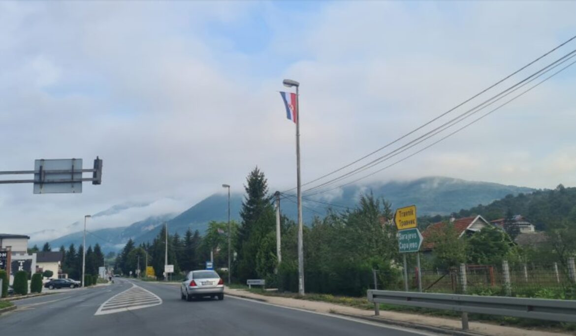 Zašto se zastava tzv. Herceg – Bosne zavijorila na najprometnijem raskršću u Srednjoj Bosni?